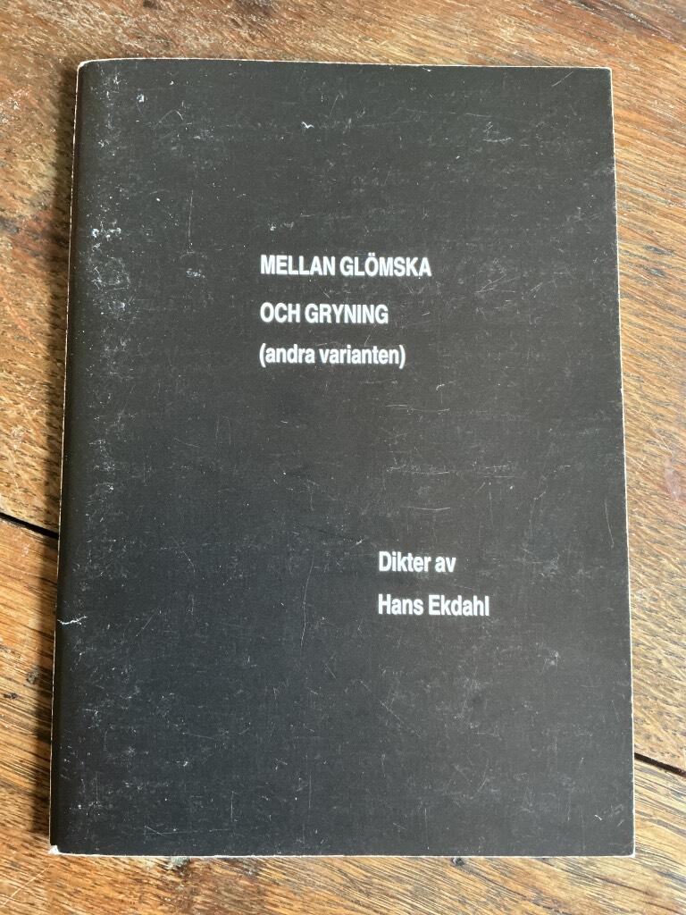 Mellan gl&ouml;mska och gryning : [(andra varianten)] : [dikter]