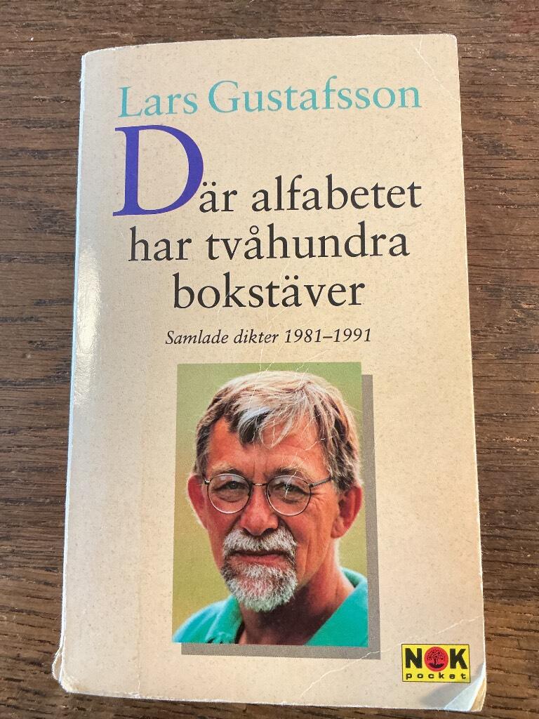 D&auml;r alfabetet har tv&aring;hundra bokst&auml;ver : samlade dikter 1981-1991