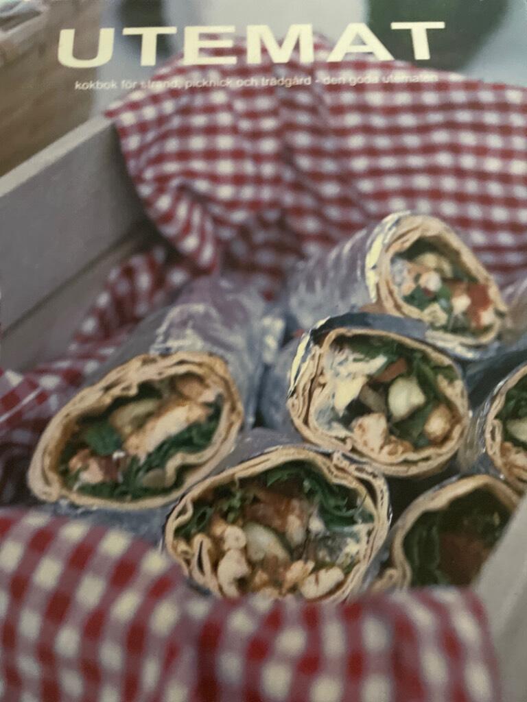 Utemat - [kokbok f&ouml;r strand, picknick och tr&auml;dg&aring;rd : den goda utematen] / Hans Rooth, Lage Stone, Jakob K. S&oslash;rensen ; foto: Runulfur Gudbj&ouml;rnsson