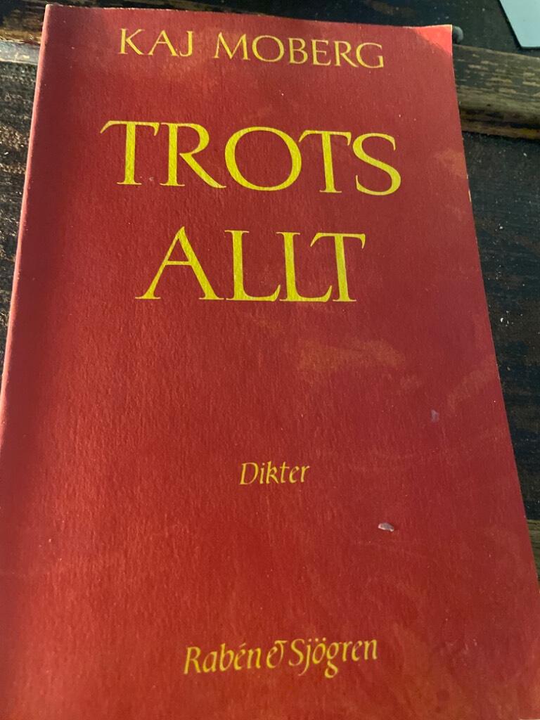 Trots allt - [dikter]