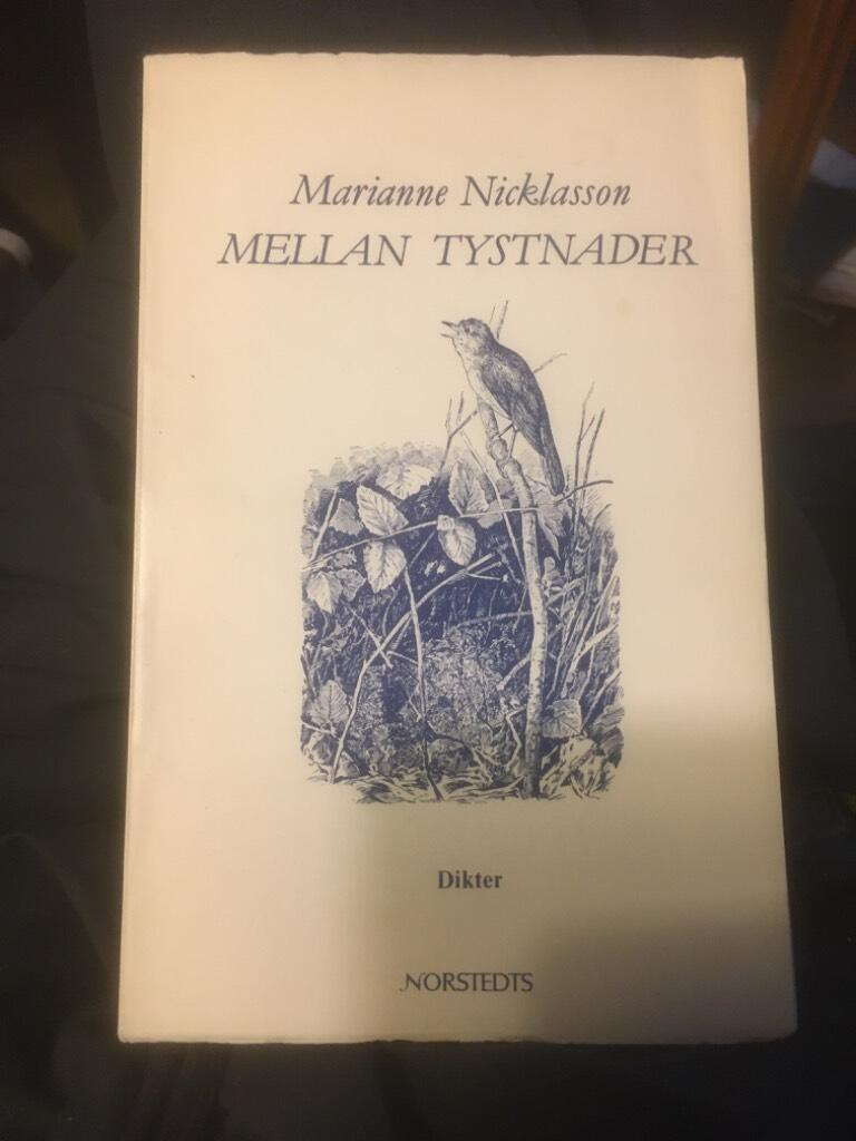 Mellan tystnader : [dikter]