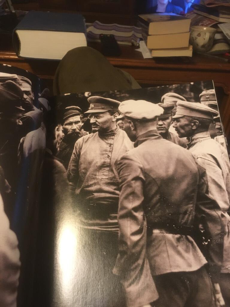 Red star over Russia - a visual history of the Soviet Union from 1917 to the death of Stalin : posters, photographs and graphics from the David King collection