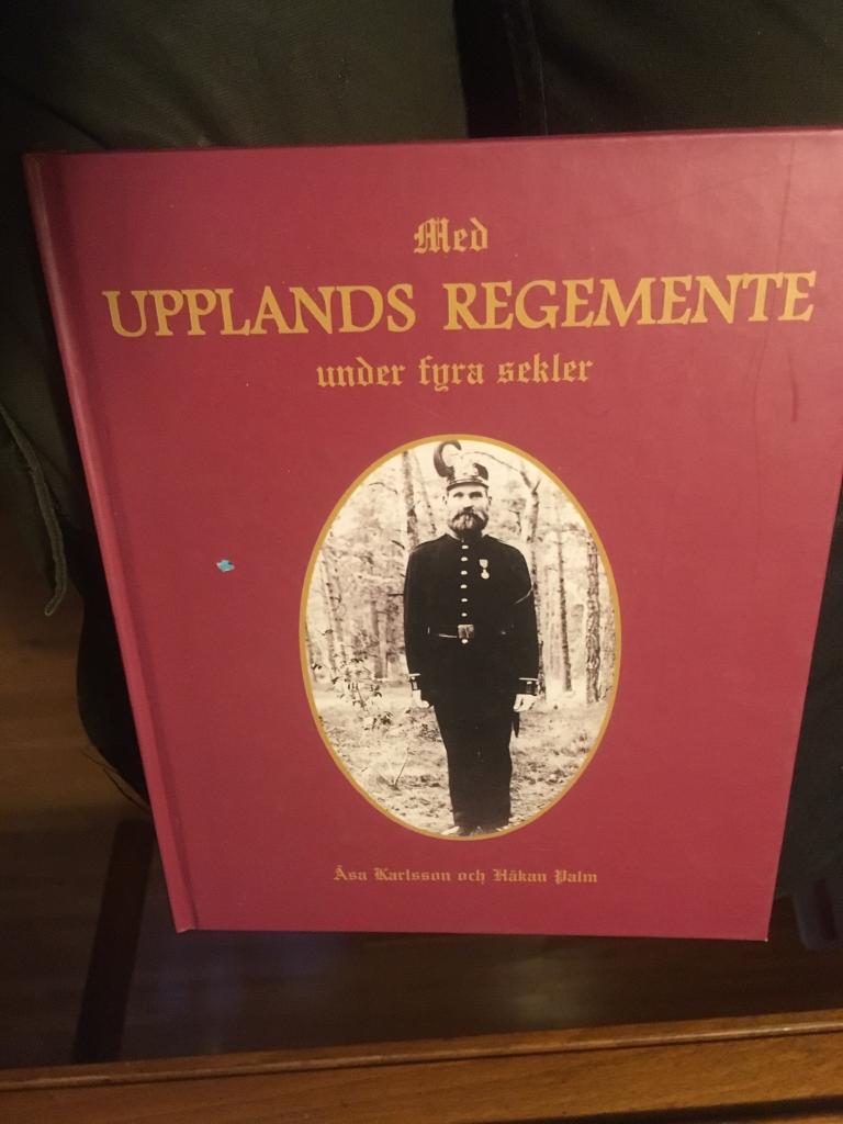 Med Upplands regemente under fyra sekler