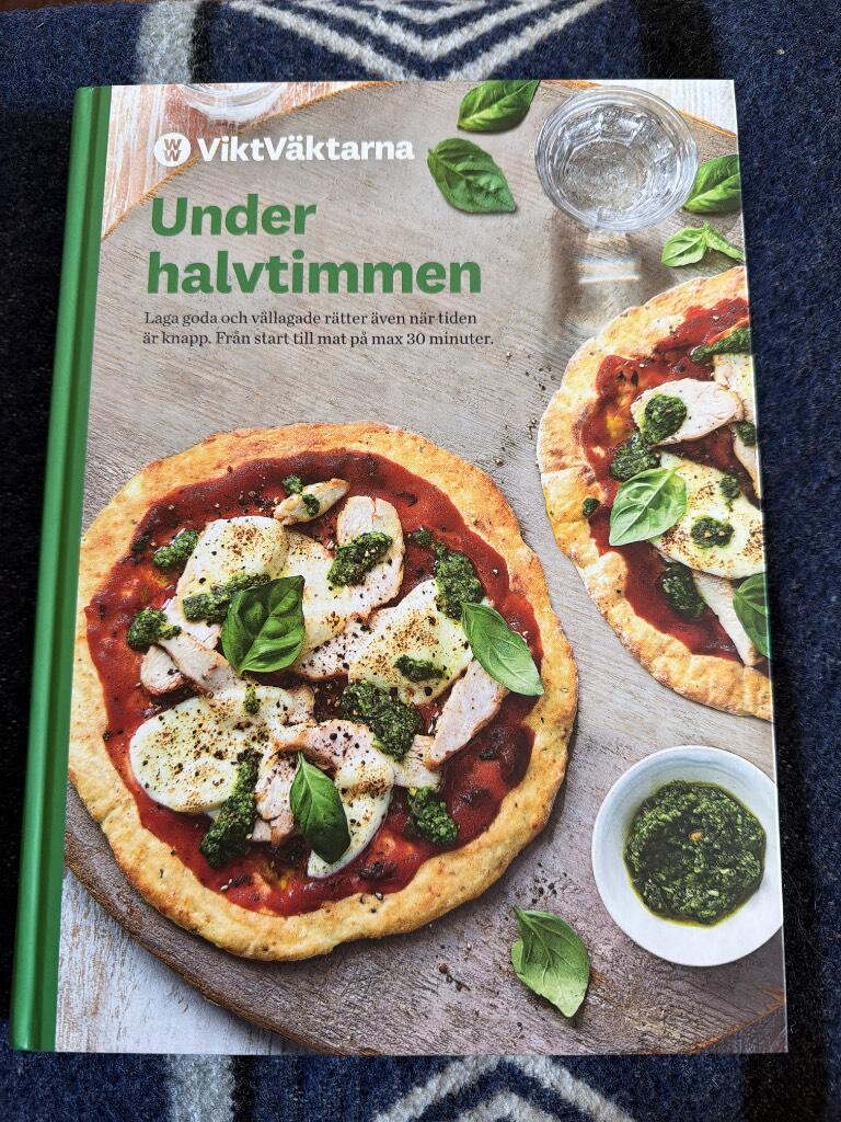 Under halvtimmen - laga goda och v&auml;llagade r&auml;tter &auml;ven n&auml;r tiden &auml;r knapp. Fr&aring;n start till mat p&aring; max 30 minuter