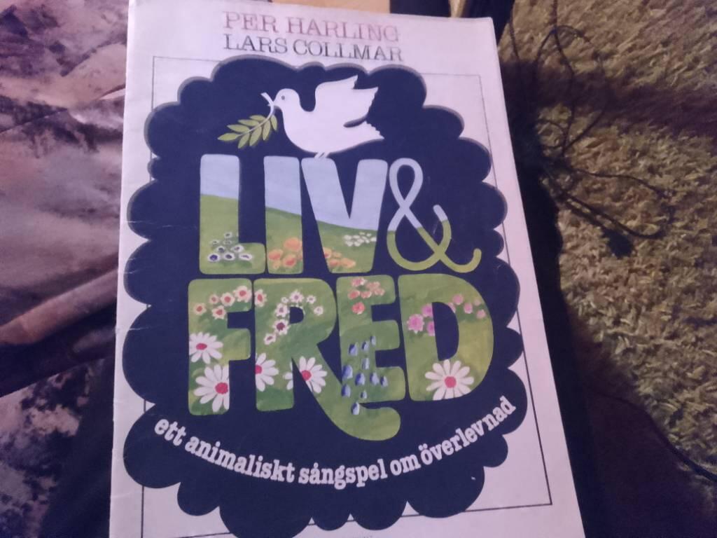Liv och fred [Musiktryck] ett animaliskt s&aring;ngspel om &ouml;verlevnad