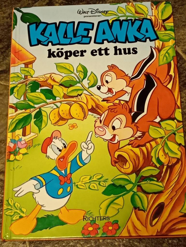 Kalle Anka k&ouml;per ett hus
