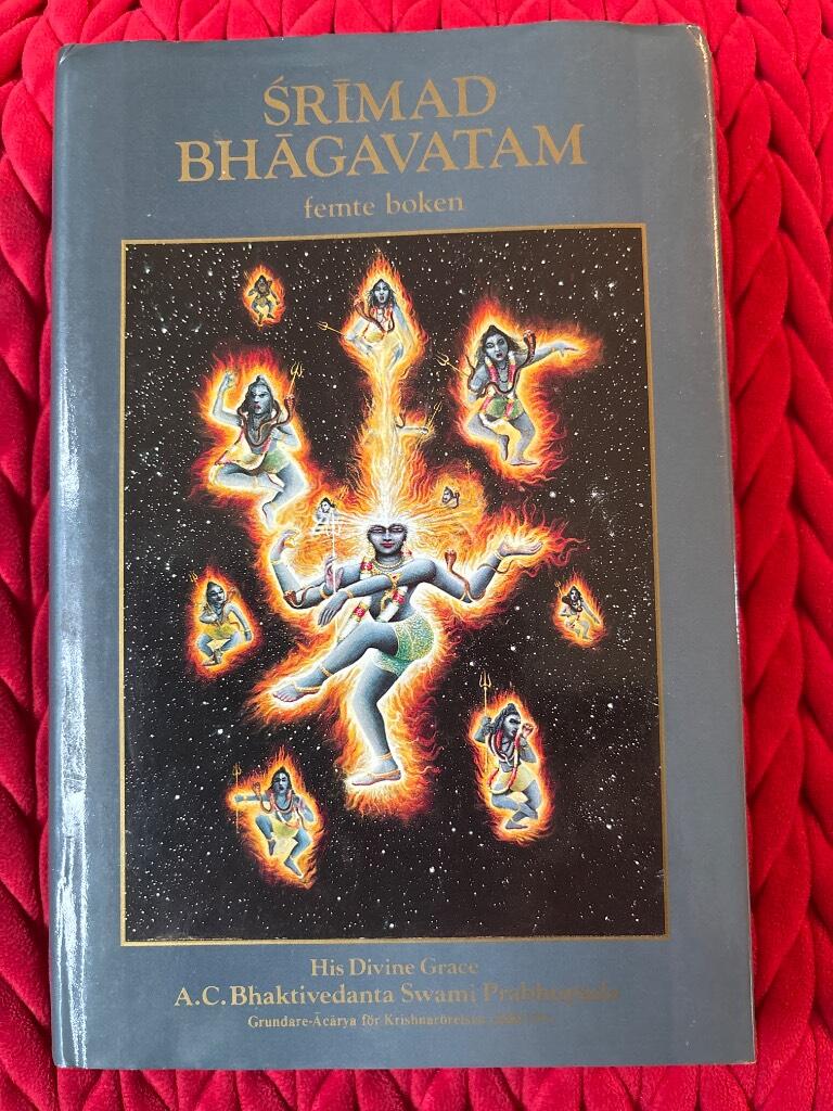 S?ri?mad Bha?gavatam : med ursprunglig sanskrittext, omskrivning till latinska bokst&auml;ver, ord&ouml;vers&auml;ttning, vers&ouml;vers&auml;ttning och utf&ouml;rliga f&ouml;rklaringar