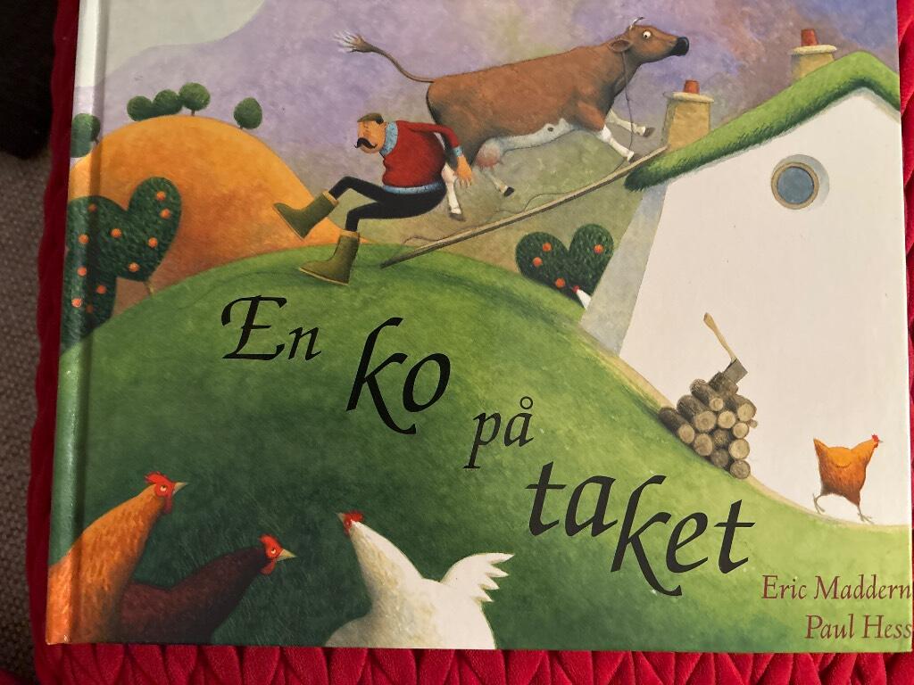 En ko p&aring; taket