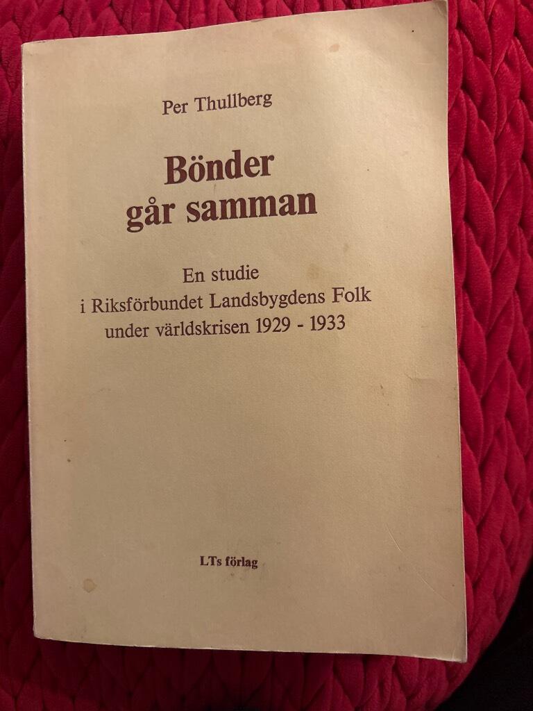 B&ouml;nder g&aring;r samman : en studie i Riksf&ouml;rbundet Landsbygdens folk under v&auml;rldskrisen 1929-1933 = [Swedish farmers unite : a study of the RLF during the Great depression 1929-1933]