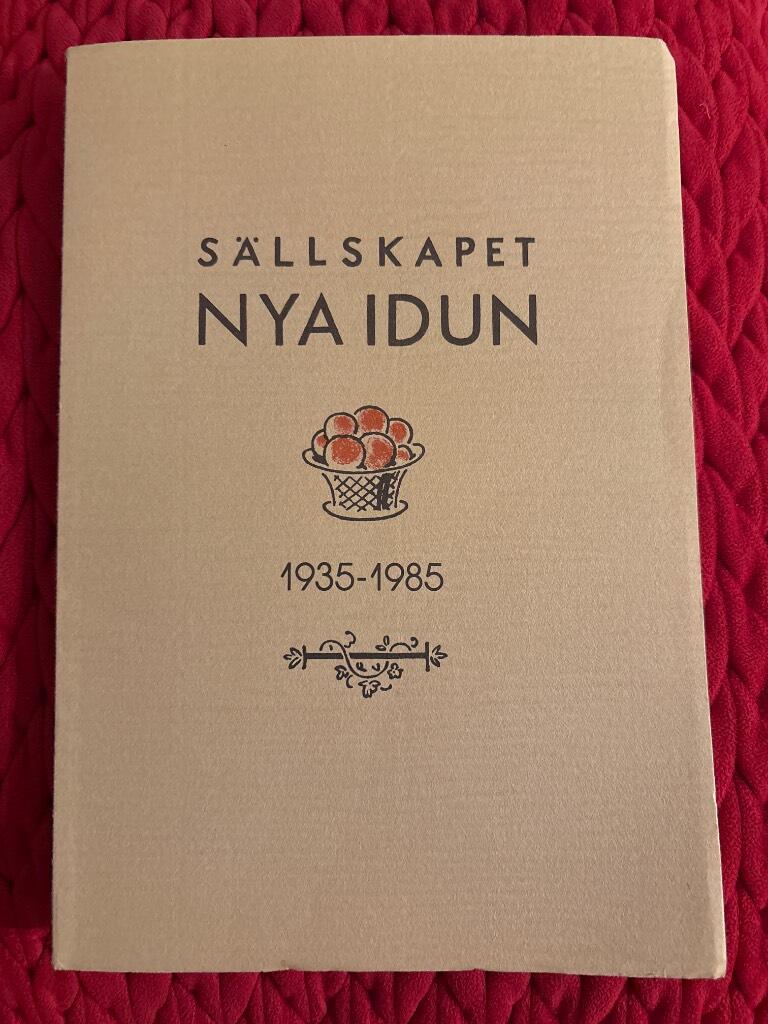 S&auml;llskapet Nya Idun 100 &aring;r - perioden 1935-1985 : historik - invalda medlemmar