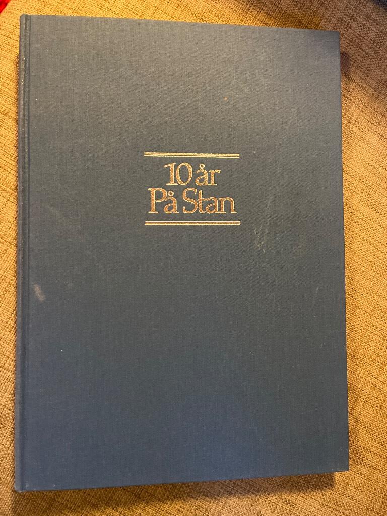 10 &aring;r p&aring; stan : en jubileumsbok fr&aring;n Dagens nyheter