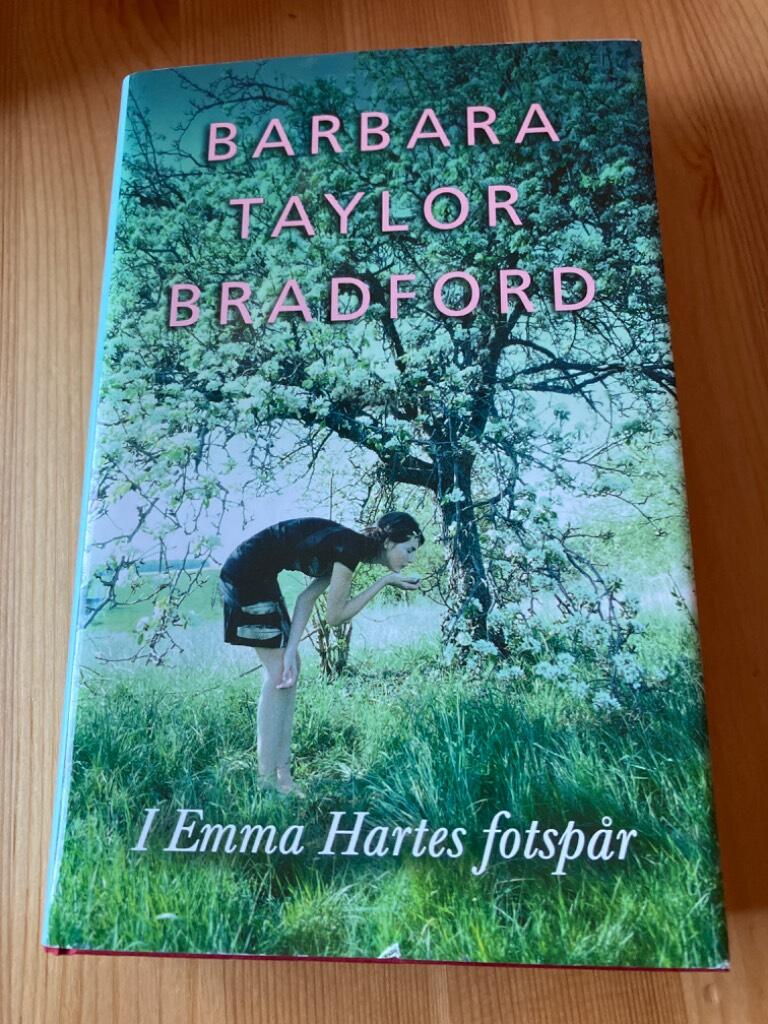 I Emma Hartes fotsp&aring;r