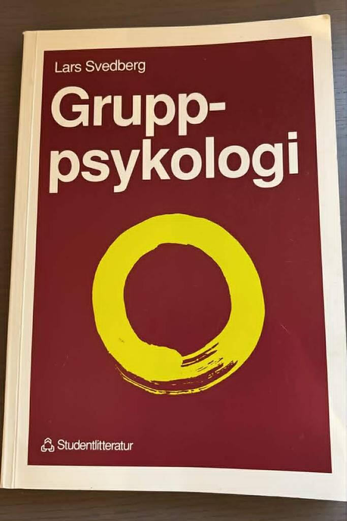 Gruppsykologi : om den inre och den yttre scenen : teori och till&auml;mpning