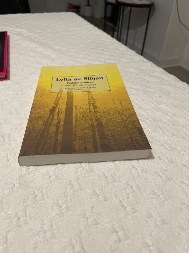 Lyfta av sl&ouml;jan - praktisk kabbala och kundaliniyoga