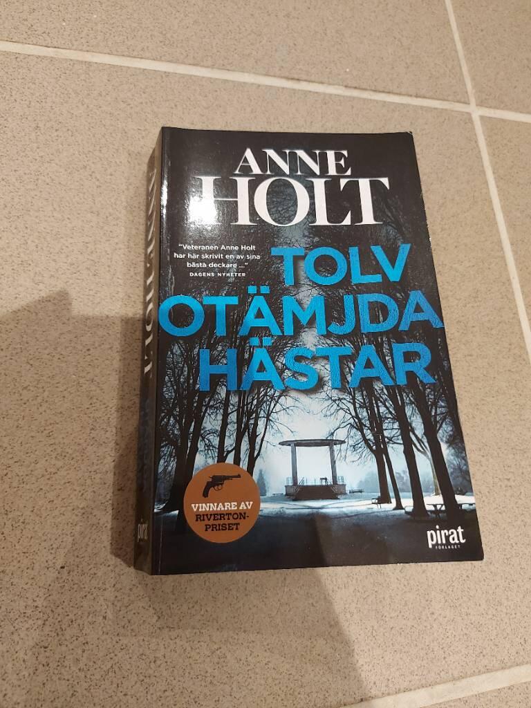 Tolv otämjda hästar
