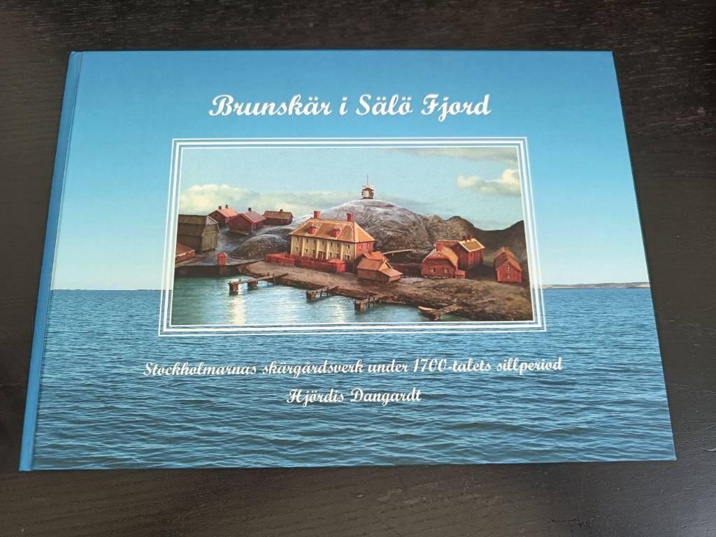 Brunsk&auml;r i S&auml;l&ouml; fjord : stockholmarnas sk&auml;rg&aring;rdsverk under 1700-talets sillperiod