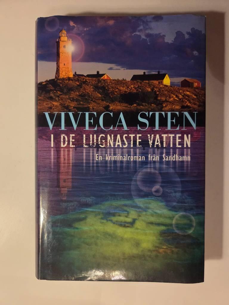 I de lugnaste vatten - [en kriminalroman fr&aring;n Sandhamn]