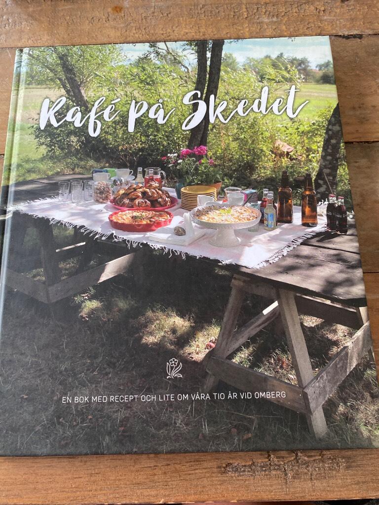 Kaf&eacute; p&aring; Skedet - en bok med recept och lite om v&aring;ra tio &aring;r vid Omberg
