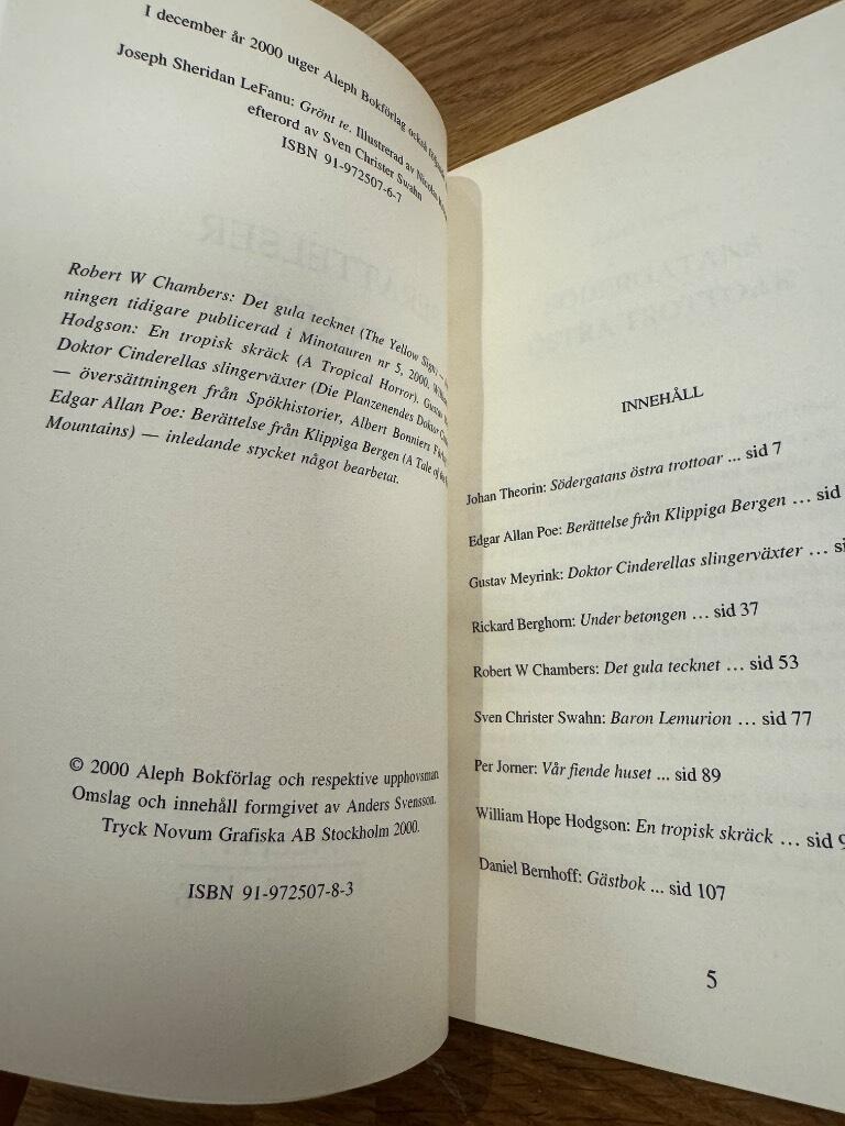 Ber&auml;ttelser i svart : klassiska och nya skr&auml;ckhistorier