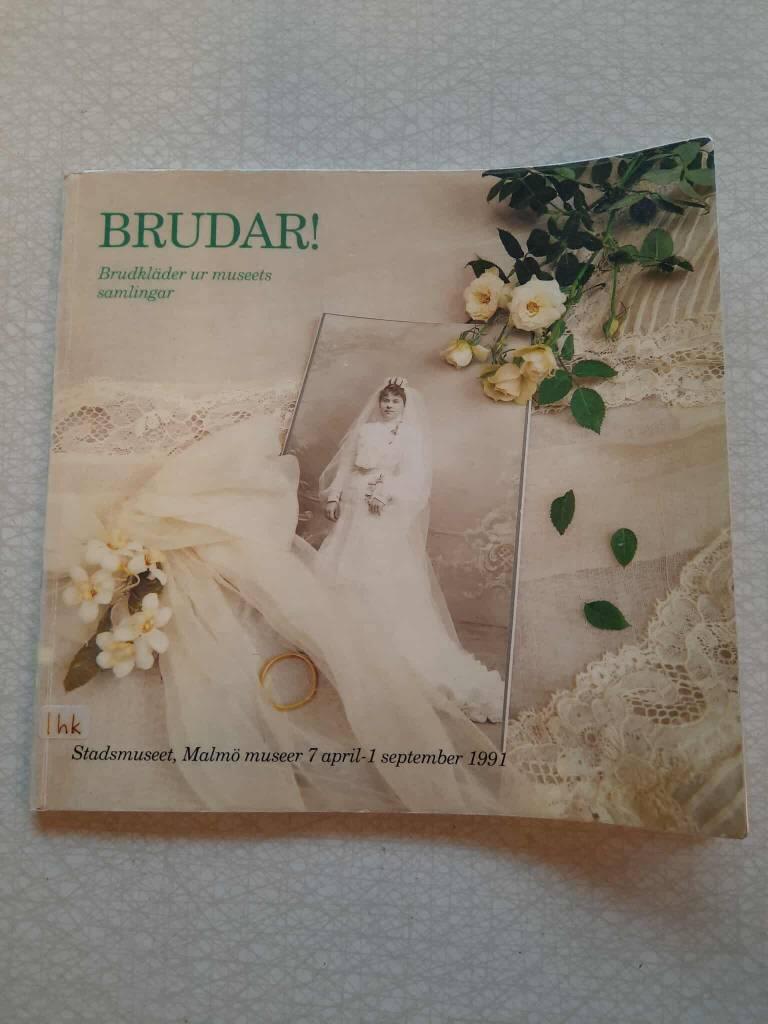 Brudar! : brudkl&auml;der ur museets samlingar : [Stadsmuseet, Malm&ouml; museer 7 april 1 september 1991]