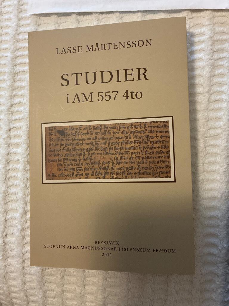 Studier i AM 557 4to - kodikologisk, grafonomisk och ortografisk unders&ouml;kning av en isl&auml;ndsk sammelhandskrift fr&aring;n 1400-talet : with a summary: Studies in AM 557 4to : codicologic, graphonomic and orthographic investigation of a fifteenth century Icelandi