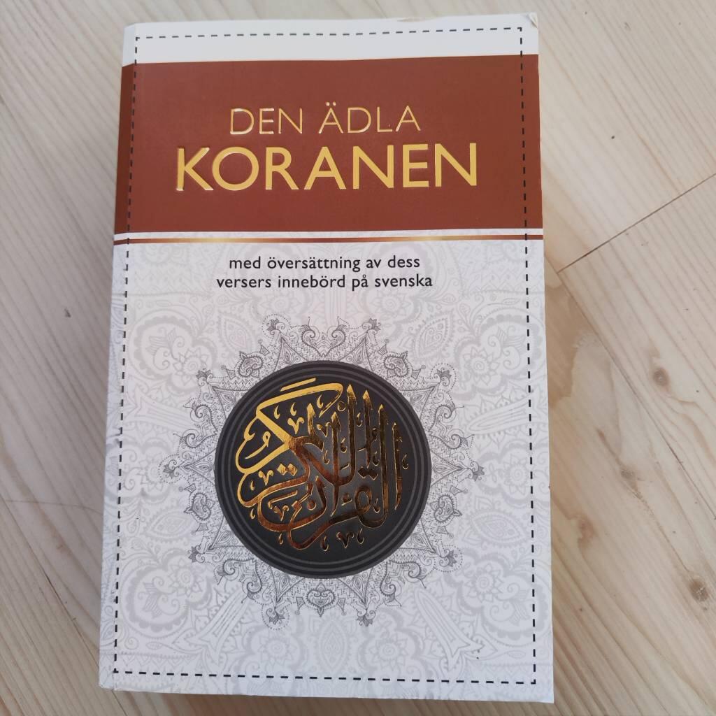 Den &auml;dla koranen - med &ouml;vers&auml;ttning av dess versers inneb&ouml;rd p&aring; svenska