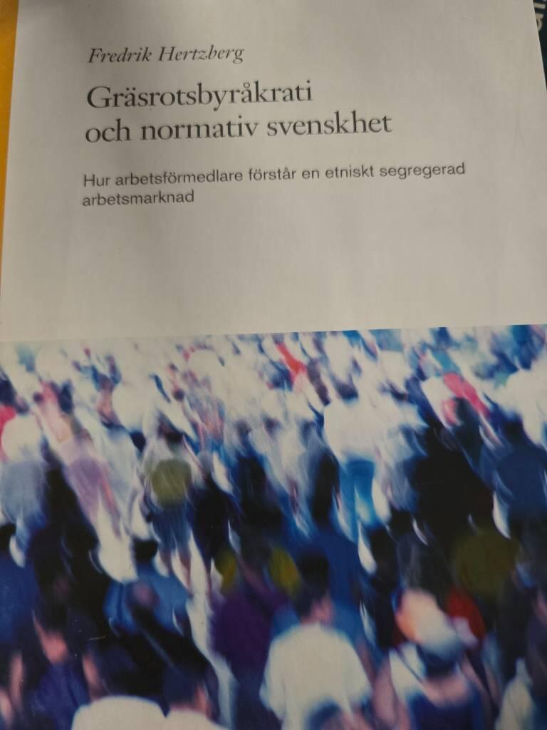 Gr&auml;srotsbyr&aring;krati och normativ svenskhet - hur arbetsf&ouml;rmedlare f&ouml;rst&aring;r en etniskt segregerad arbetsmarknad