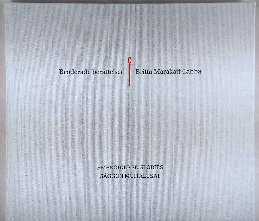 Broderade ber&auml;ttelser = Embroidered stories = S&aacute;ggon muitalusat