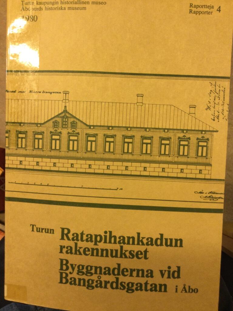 Turun Ratapihankadun rakennukset : Ratapihankadun, K&auml;sity&ouml;l&auml;iskadun, Puutarhakadun ja Sairashuoneenkadun rajaamien kortteleiden rakennushistoria ja rakennusluettelo = Byggnaderna vid Bang&aring;rdsgatan i &Aring;bo : en byggnadshistorisk dokumentation och byggnadsf&ouml;r