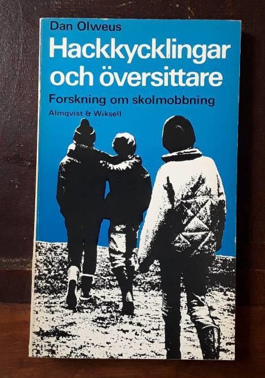 Hackkycklingar och &ouml;versittare : forskning om skolmobbning