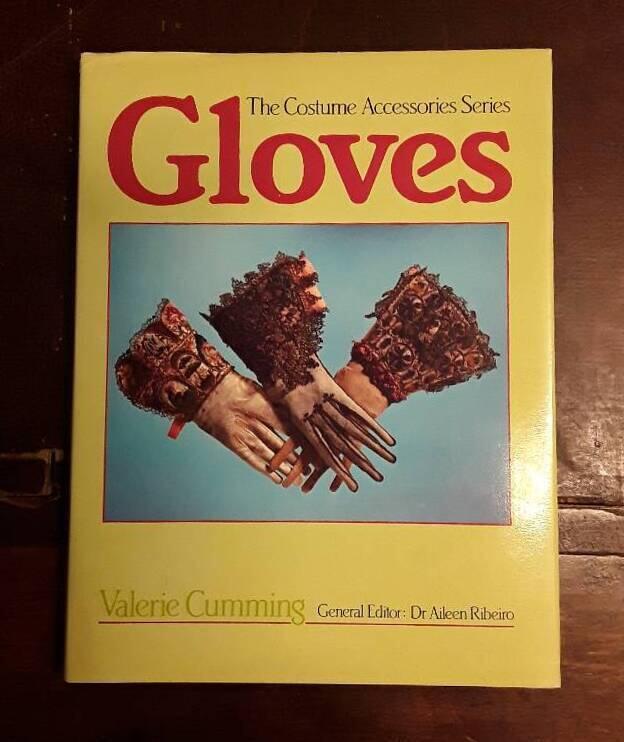Gloves / Valerie Cumming
