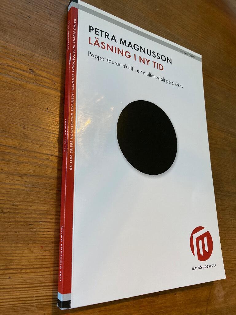 Läsning i ny tid : pappersburen skrift i ett multimodalt perspektiv