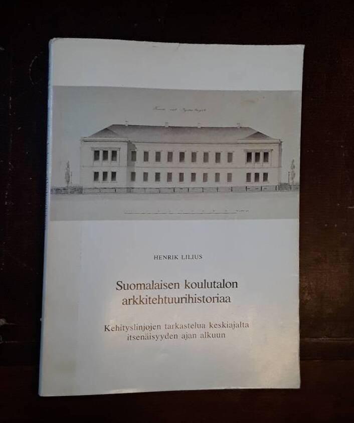 Suomalaisen koulutalon arkkitehtuurihistoriaa - kehityslinjojen tarkastelua keskiajalta itsen&auml;isyyden ajan alkuun