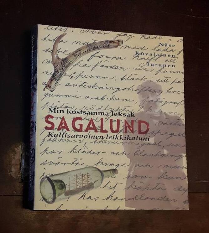 Sagalund - "min kostsamma leksak" = Sagalund : "kallisarvoinen leikkikaluni"