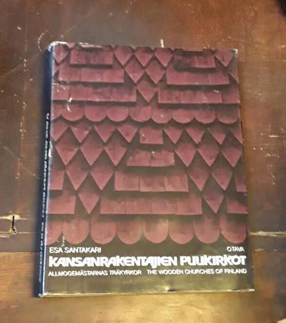 Kansanrakentajien puukirkot - Allmogem&auml;starnas tr&auml;kyrkor = The wooden churches of Finland