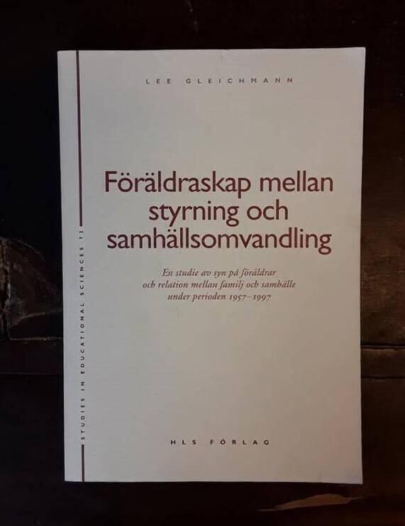 F&ouml;r&auml;ldraskap mellan styrning och samh&auml;llsomvandling - en studie av syn p&aring; f&ouml;r&auml;ldrar och relation mellan familj och samh&auml;lle under perioden 1957-1997