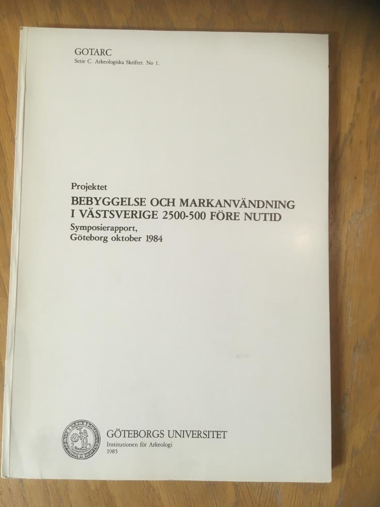 Projektet Bebyggelse och markanv&auml;ndning i V&auml;stsverige 2500-500 f&ouml;re nutid : symposierapport, G&ouml;teborg oktober 1984