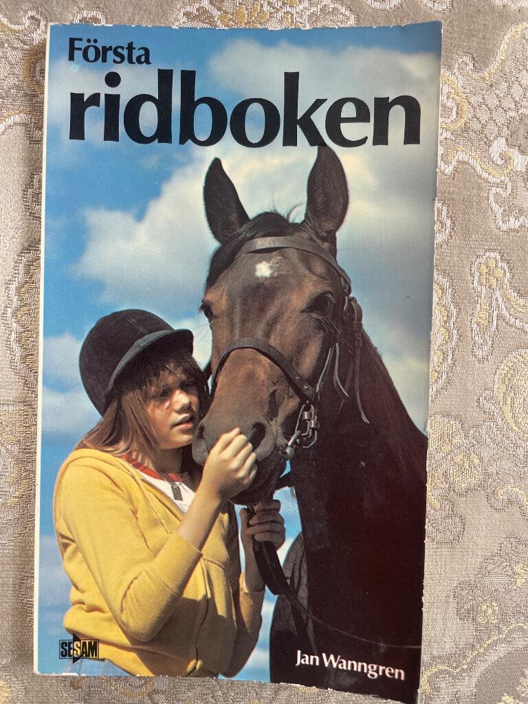 Första ridboken : talar om hur man sitter till häst på rätt sätt, hur man rider skritt, trav och galopp, hur man gör halt, rider enkla dressyrrörelser, hur man bär sig åt då man hoppar hinder