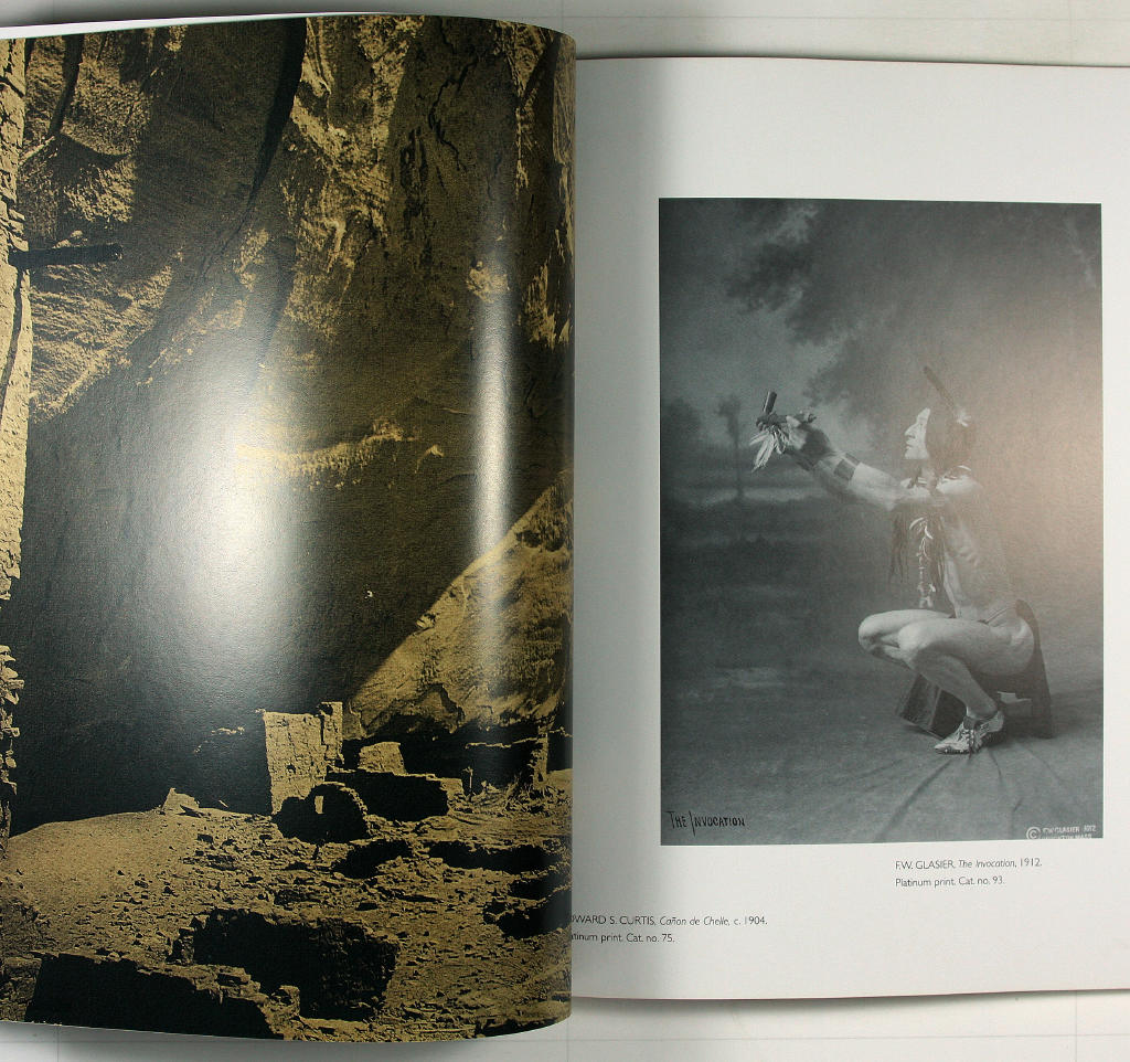 The Wild West : maleri, fotografi, skulptur og indiansk kunsth&aring;ndv&aelig;rk fra Det Amerikanske Vesten : [udstilling, Ish&oslash;j], Arken, Museum for Moderne Kunst, 8. september 2001-10. januar 2002