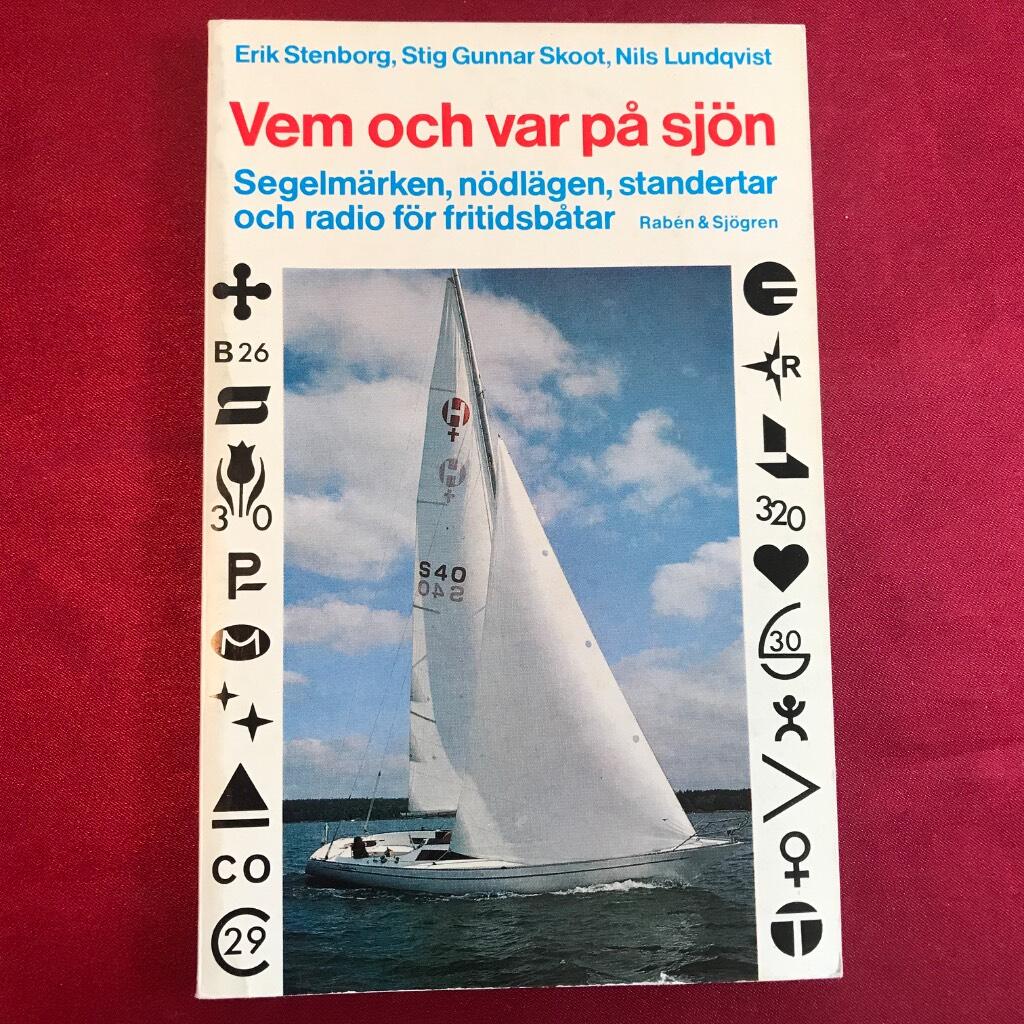 Vem och var p&aring; sj&ouml;n : segelm&auml;rken, n&ouml;dl&auml;gen, standertar och radio f&ouml;r fritidsb&aring;tar