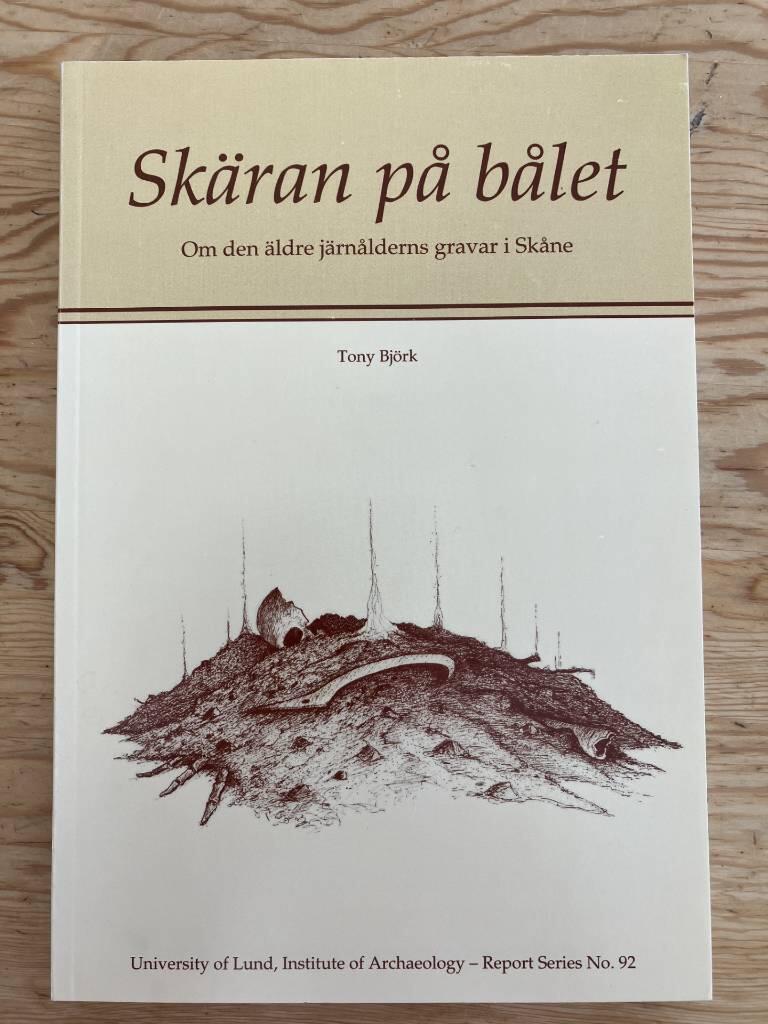 Sk&auml;ran p&aring; b&aring;let : om den &auml;ldre j&auml;rn&aring;lderns gravar i Sk&aring;ne