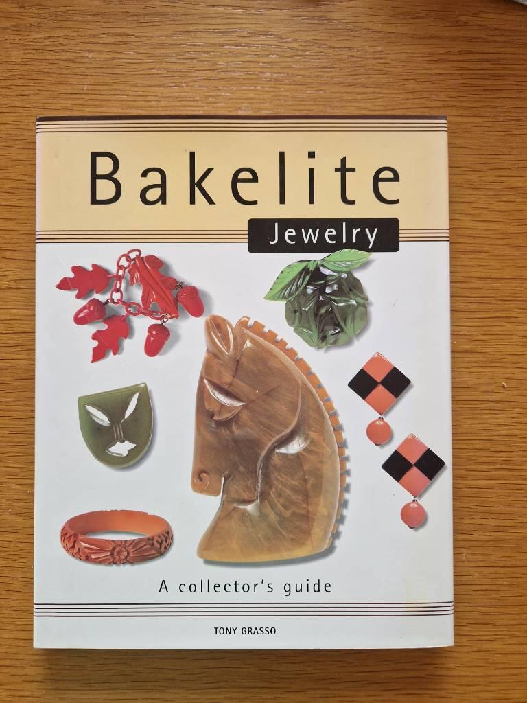 Bakelite jewelry : a collector's guide