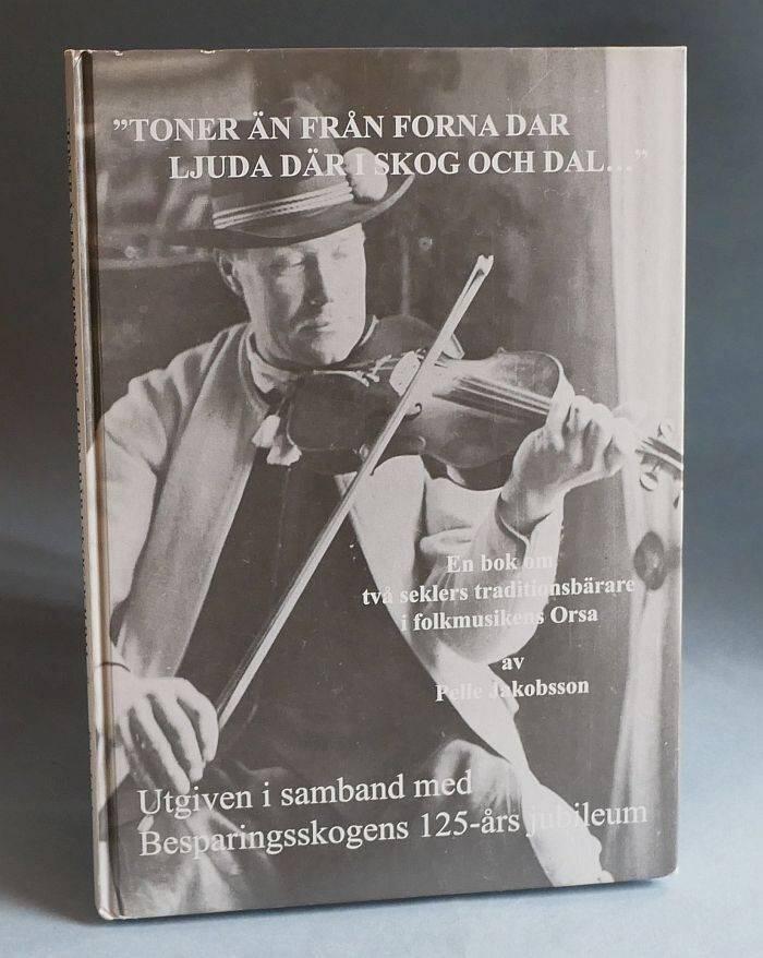"Toner &auml;n fr&aring;n forna dar ljuda d&auml;r i skog och dal-" : en bok om tv&aring; seklers traditionsb&auml;rare i folkmusikens Orsa