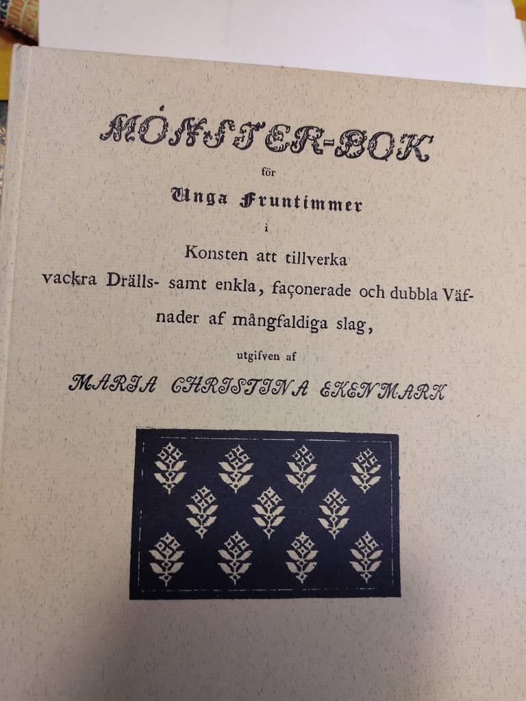 M&ouml;nster-bok f&ouml;r unga fruntimmer i konsten att tillverka vackra dr&auml;lls- samt enkla, fa&ccedil;onerade och dubbla v&auml;fnader af m&aring;ngfaldiga slag