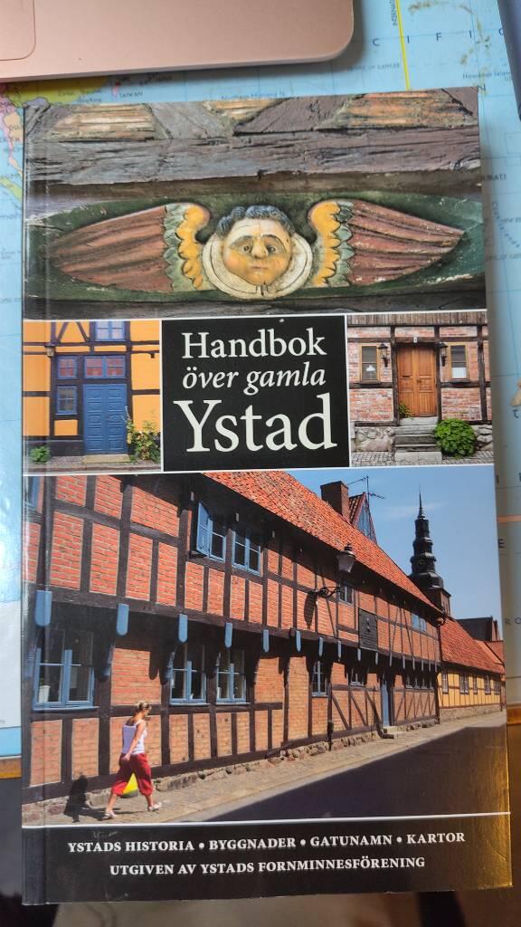 Handbok över gamla Ystad : [Ystads historia, byggnader, gatunamn, kartor]