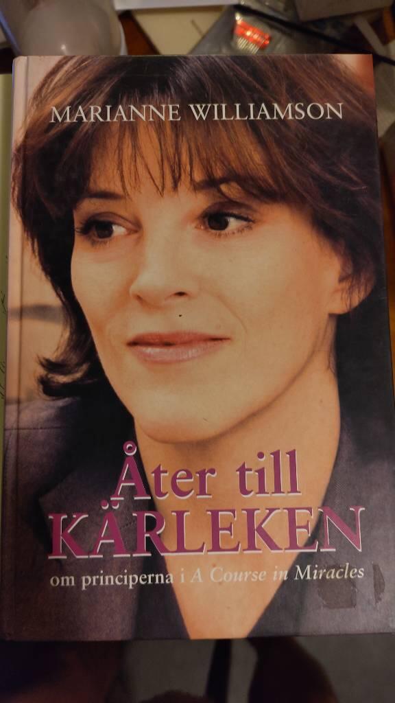 &Aring;ter till k&auml;rleken : om principerna i A Course in Miracles