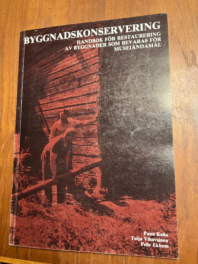 Byggnadskonservering : handbok f&ouml;r restaurering av byggnader som bevaras f&ouml;r musei&auml;ndam&aring;l