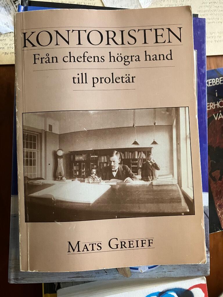 Kontoristen - fr&aring;n chefens h&ouml;gra hand till prolet&auml;r : proletarisering, feminisering och facklig organisering bland svenska industritj&auml;nstem&auml;n 1840-1950