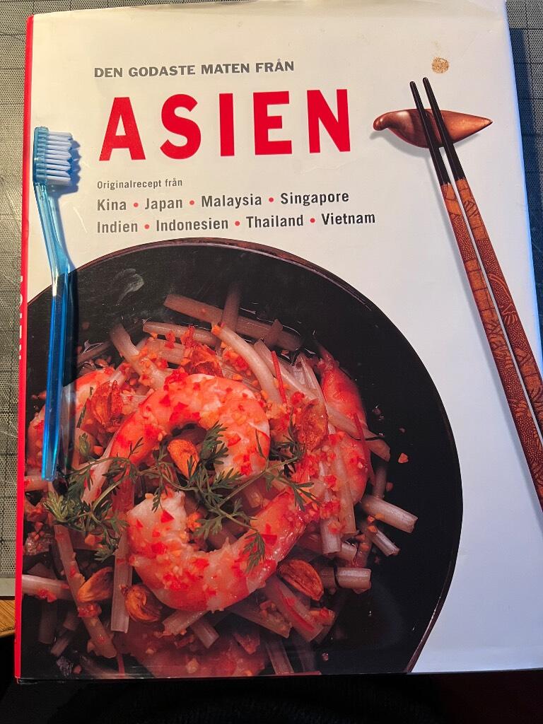 Den godaste maten fr&aring;n Asien : originalrecept fr&aring;n Kina, Indien, Indonesien, Japan, Singapore, Malaysia, Thailand och Vietnam