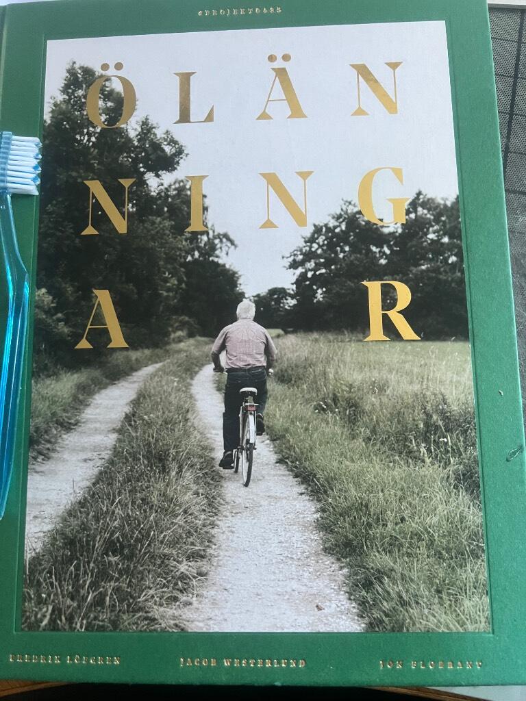 &Ouml;l&auml;nningar : 64 ber&auml;ttelser. 136 foton. 100% &Ouml;land